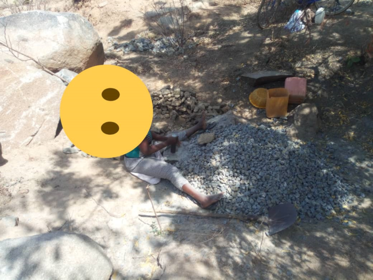 Village de Kôrô : des femmes cassent des granites pour subvenir à leurs besoins 1