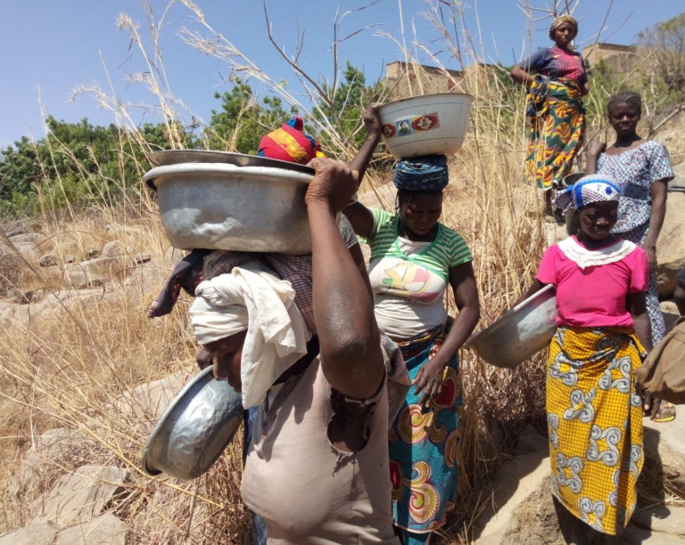 Kôro : "le calvaire" d'eau pour des femmes 2