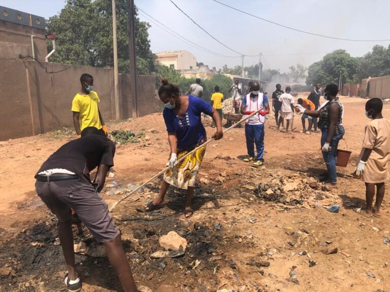 Ouagadougou : des jeunes mènent l’opération – « zéro ordures » - dans le quartier Kalgodin 1