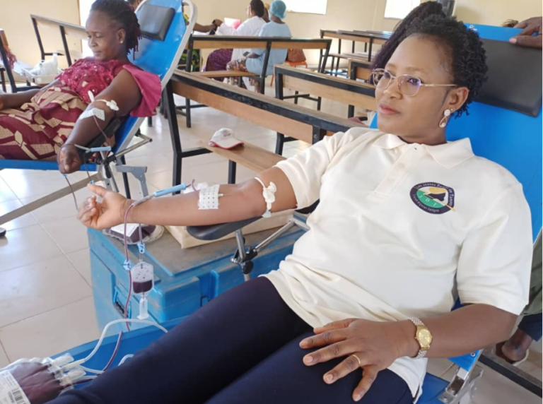 Solidarité : le groupe Jeunes Dames de Tampouy fait un don de kits et de sang à l’hôpital Paul VI 7