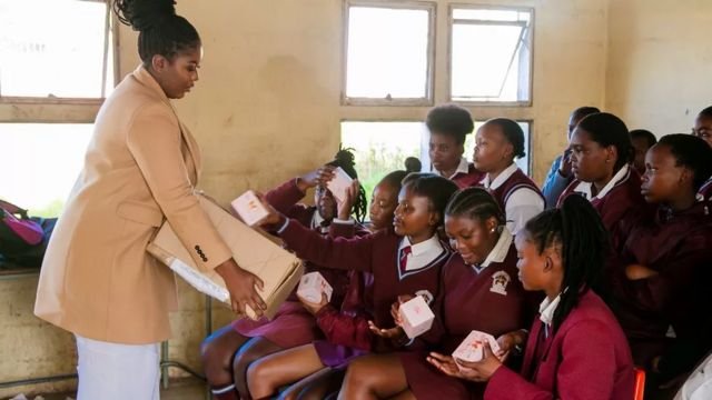 Afrique du Sud : Tamara Magwashu distribue gratuitement des serviettes hygiéniques dans des écoles 9