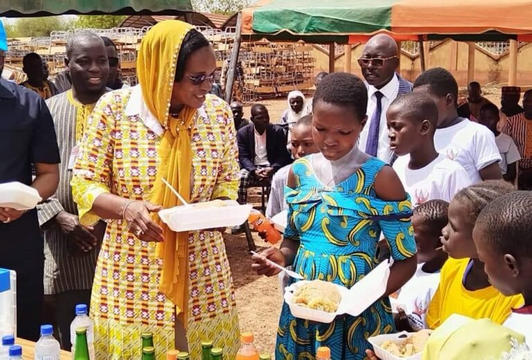 Burkina : environs 1000 enfants vulnérables ont bénéficiés d'un repas communautaire 1