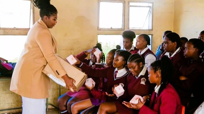 Afrique du Sud : Tamara Magwashu distribue gratuitement des serviettes hygiéniques dans des écoles 2