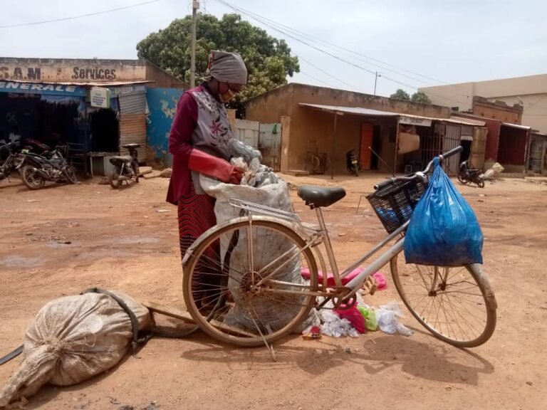 Ouagadougou: la veuve Andréa Sawadogo vit du ramassage de sachets d’eau 9