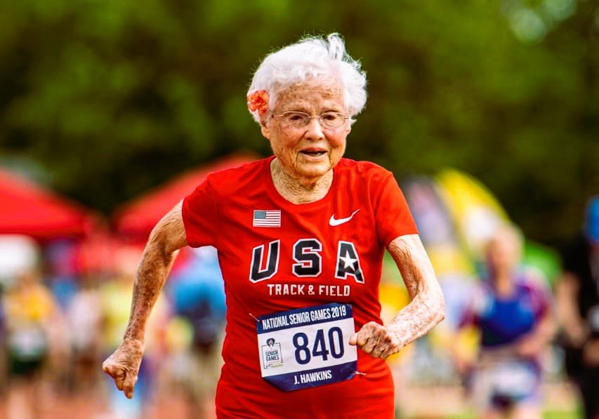 Insolite : à l’âge de 103 ans, Julia Hawkins, remporte deux médailles d’or à la course à pied 2