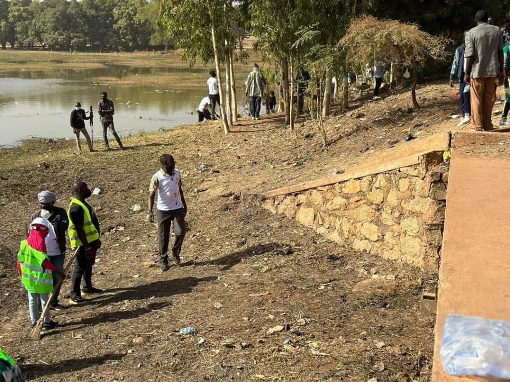 Ouaga : Un pont et un barrage désormais propres grâce à l’Association Être et Agir Utile 3