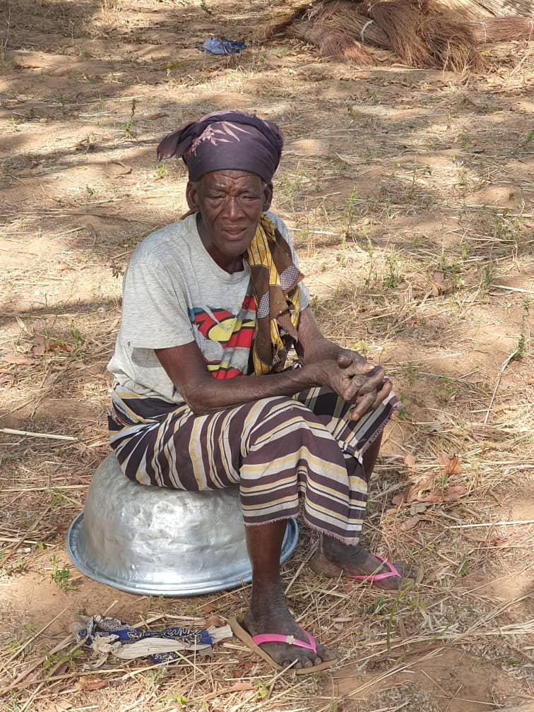 Minata Coulibaly : À plus de 70 ans, elle fauche toujours de la paille au champ pour vendre 2