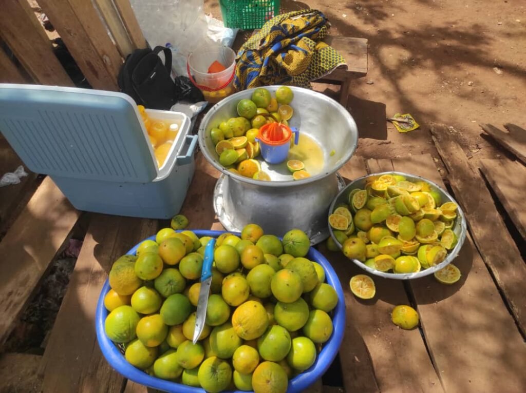 Ouagadougou : Des femmes, ''usines ambulantes'' de jus d’orange aux abords des feux tricolores 3