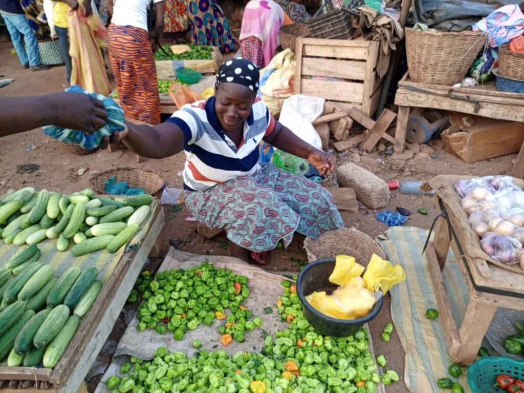 Commerce matinal : Le quotidien de « celles qui ouvrent les marchés » avec les légumes 3