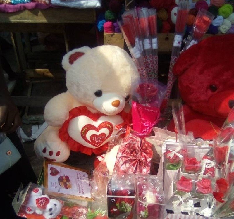Saint-Valentin : La vente des roses et peluches en baisse au détriment des bouquets d’argent 3