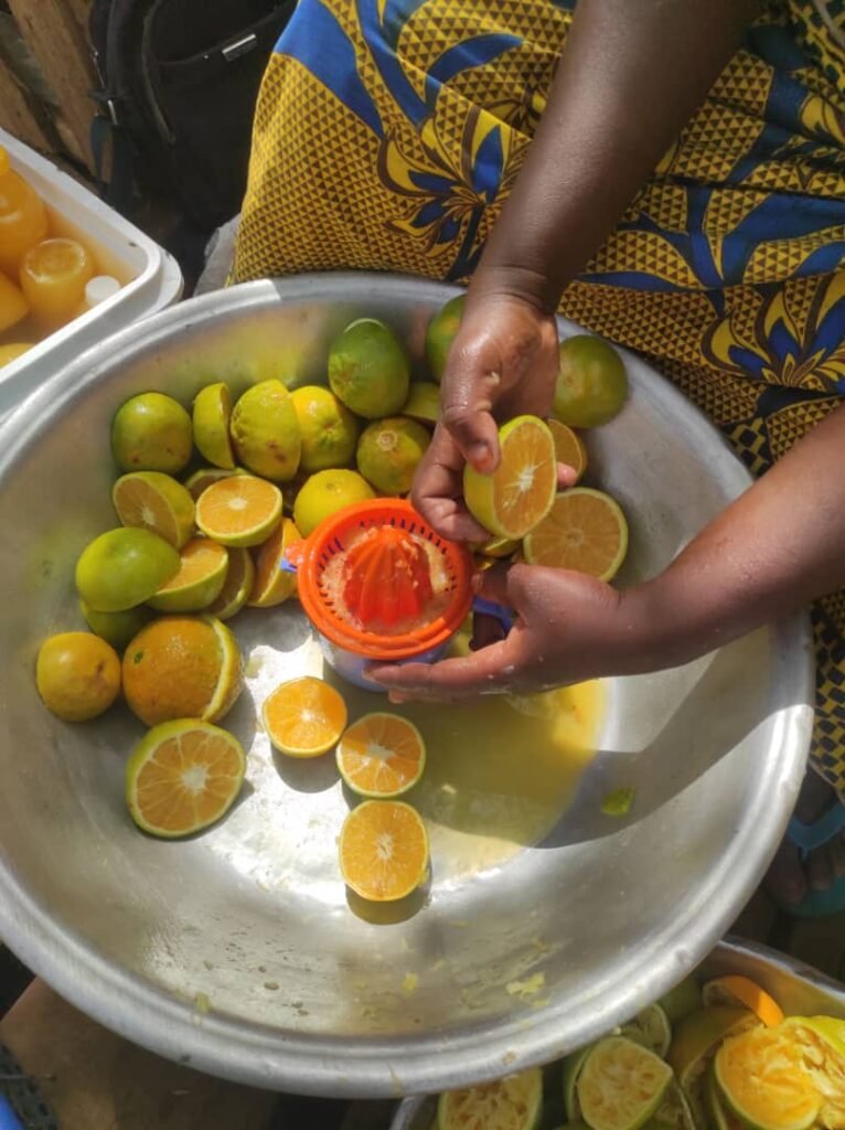 Ouagadougou : Des femmes, ''usines ambulantes'' de jus d’orange aux abords des feux tricolores 2