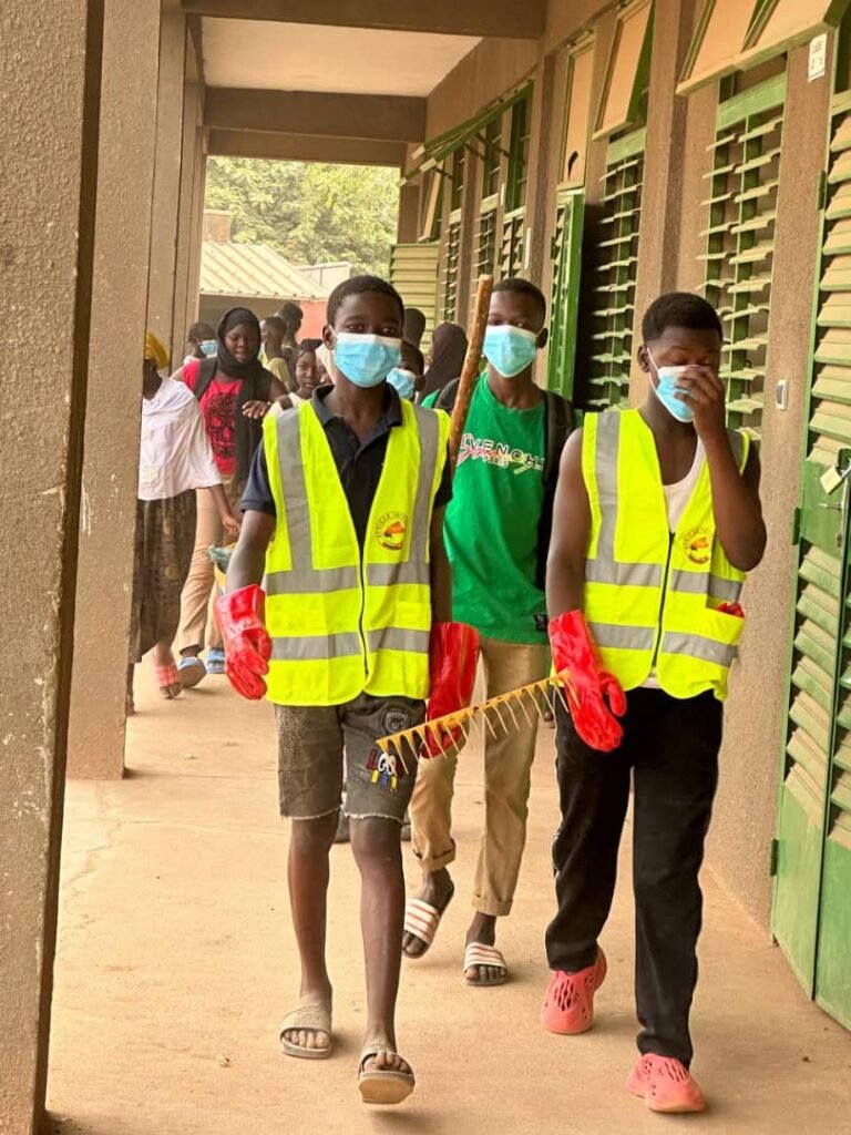 Action de Salubrité : L’association Russo-burkinabè African Initiative donne un coup de balai à l’Ecole Primaire Publique Malgabzanga 3