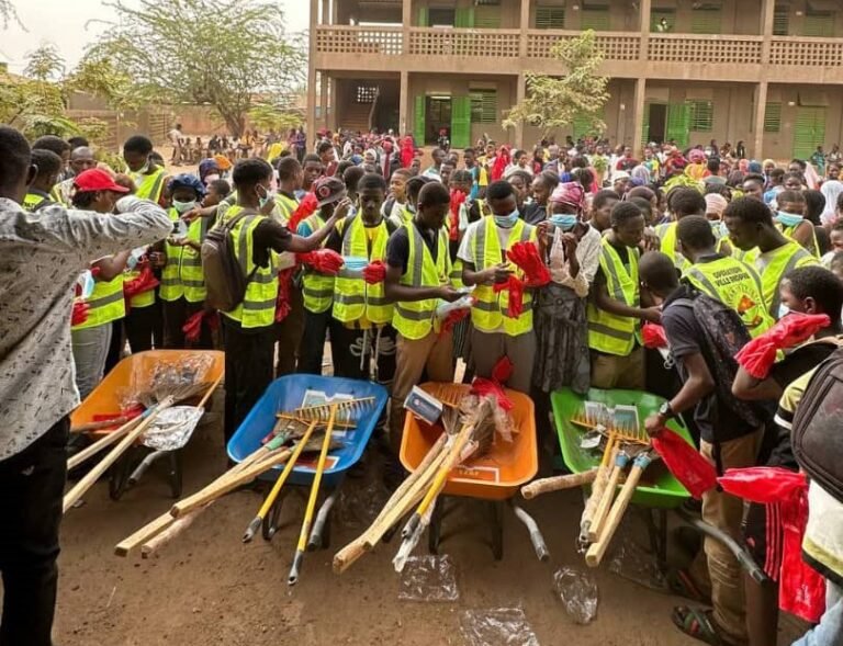 Action de Salubrité : L’association Russo-burkinabè African Initiative donne un coup de balai à l’Ecole Primaire Publique Malgabzanga 3