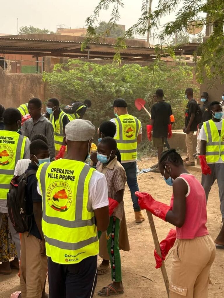 Action de Salubrité : L’association Russo-burkinabè African Initiative donne un coup de balai à l’Ecole Primaire Publique Malgabzanga 2