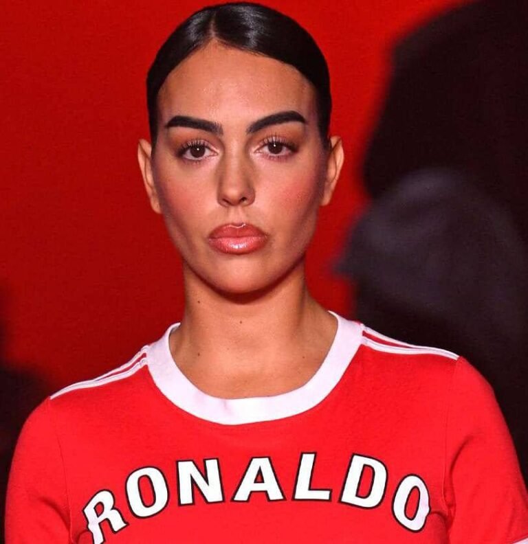 Défilé de mode : Georgina Rodriguez porte un maillot de Cristiano Ronaldo sur le podium 1