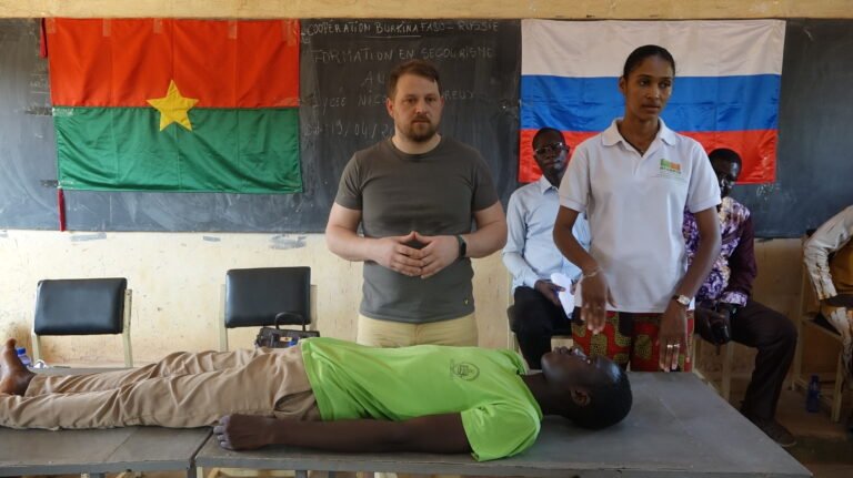 Cours de premier secours : African Initiative au lycée Nicolas De Peux 2