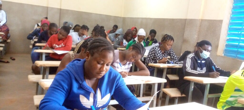 Examens Scolaires 402 602 Filles Sur 728 264 Candidats Une Baisse De