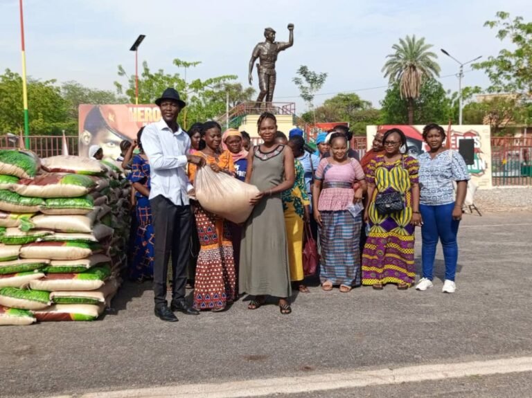 Patriotisme : 10 tonnes de sac de riz et 50 bourses d’études aux veuves et orphelins des FDS 7