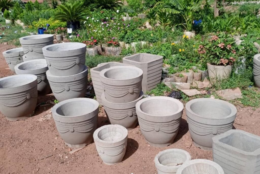 Pots de fleurs en ciment : Une solution durable pour l’aménagement des maisons 6