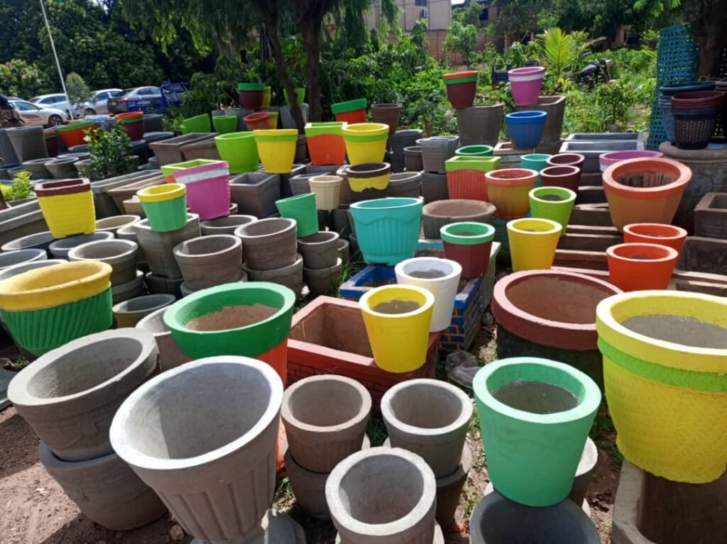 Pots de fleurs en ciment : Une solution durable pour l’aménagement des maisons 8