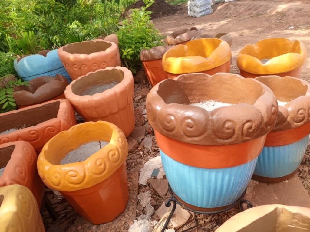 Pots de fleurs en ciment : Une solution durable pour l’aménagement des maisons 9