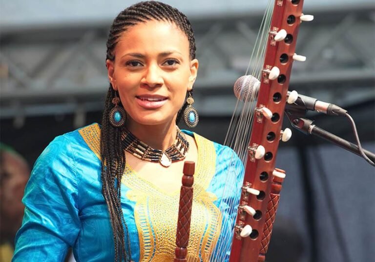 Sona Jobarteh : Première joueuse professionnelle de Kora en Gambie 6
