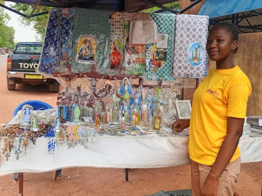 Eveline Ouédraogo : L’élève qui vend des objets de piété 2
