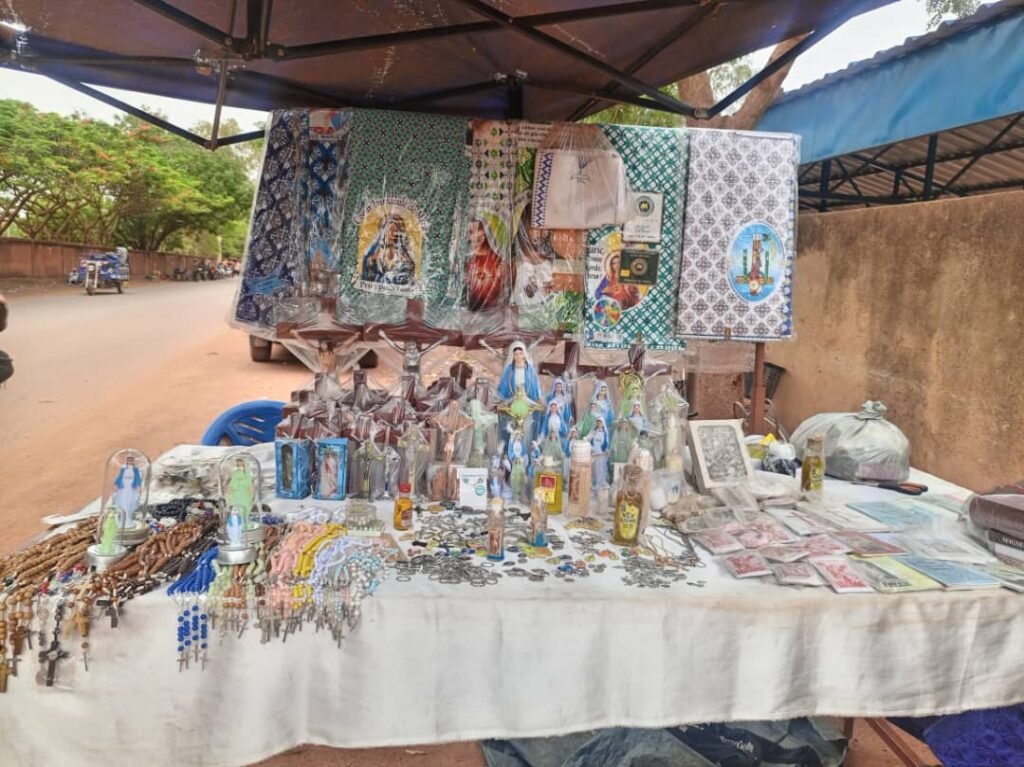 Eveline Ouédraogo : L’élève qui vend des objets de piété 3