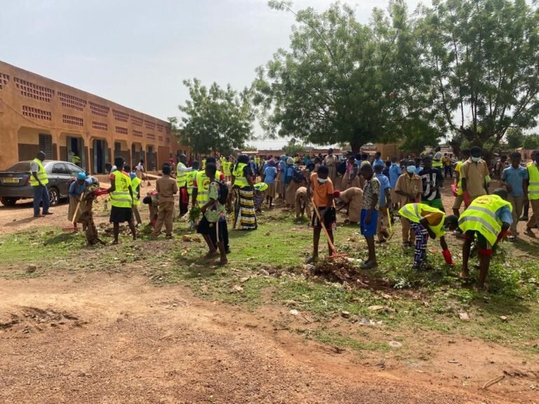 Opération ville propre : "African Initiative assainie la cour du lycée municipal Nioko 1" 6
