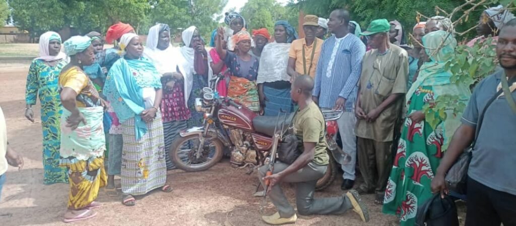 Solenzo : Les femmes de Balave soutiennent les VDP avec une nouvelle moto et du carburant 2