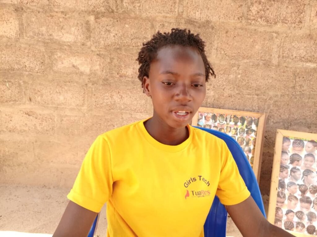 Adjaratou Séverine Nikiéma : La jeune élève aux talents variés en tricot, coiffure, perlage et vente de fruits 2