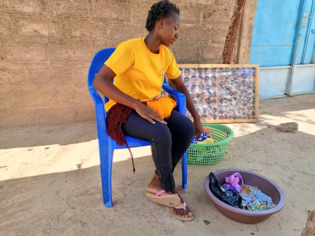 Adjaratou Séverine Nikiéma : La jeune élève aux talents variés en tricot, coiffure, perlage et vente de fruits 3