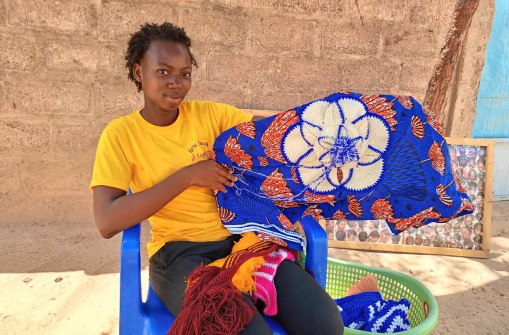 Adjaratou Séverine Nikiéma : La jeune élève aux talents variés en tricot, coiffure, perlage et vente de fruits 5