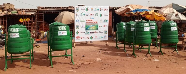 Dr Princesse Poadigué offre 10 poubelles écologiques au marché de katr Yaar 10