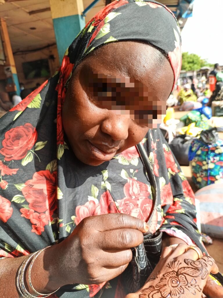 Samira Ouédraogo : Tatoueuse, elle embellit les mains des voyageuses 3