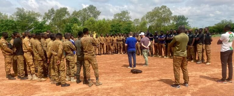 Séminaire de premier secours : Dr Grégory d'African Initiative à la deuxième légion de la gendarmerie de Bobo Dioulasso 2