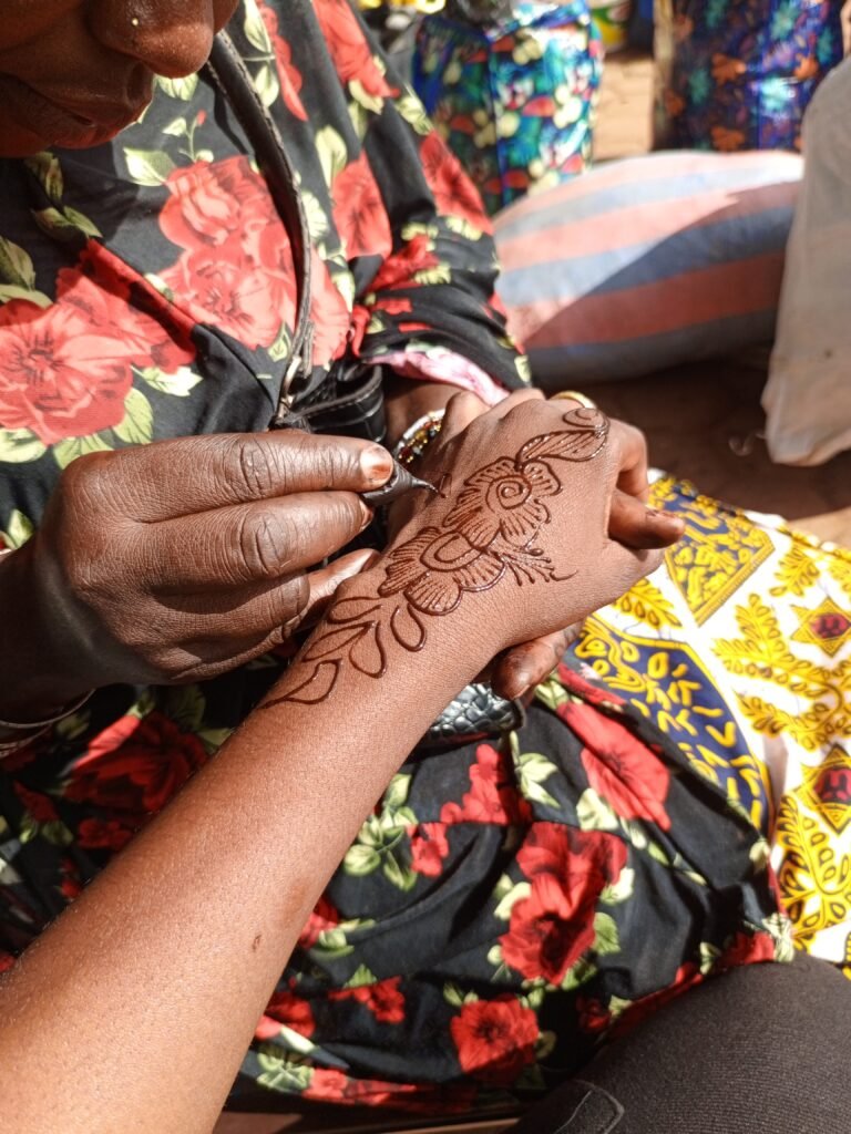 Samira Ouédraogo : Tatoueuse, elle embellit les mains des voyageuses 10