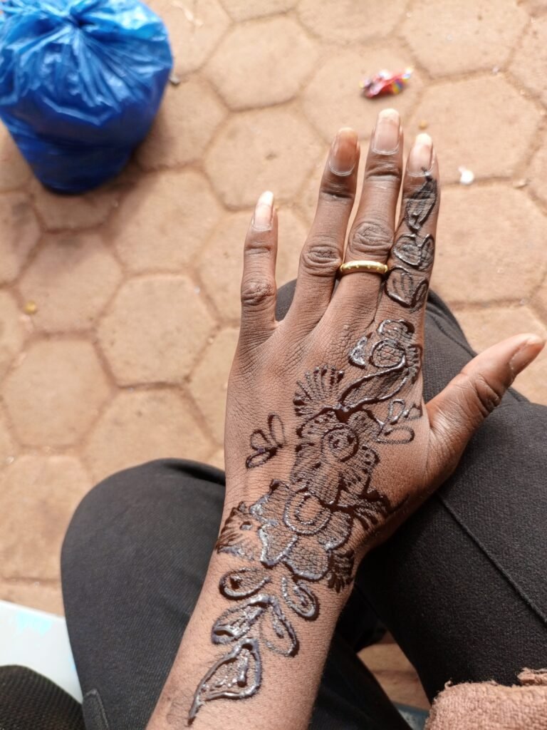 Samira Ouédraogo : Tatoueuse, elle embellit les mains des voyageuses 5