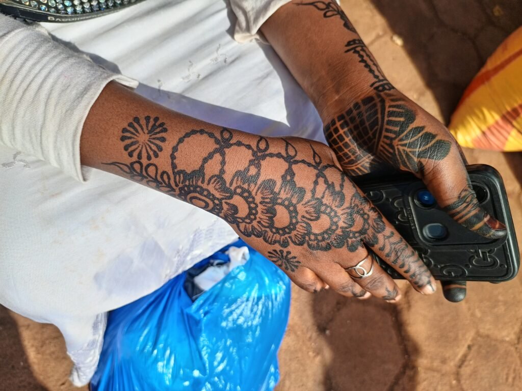 Samira Ouédraogo : Tatoueuse, elle embellit les mains des voyageuses 6