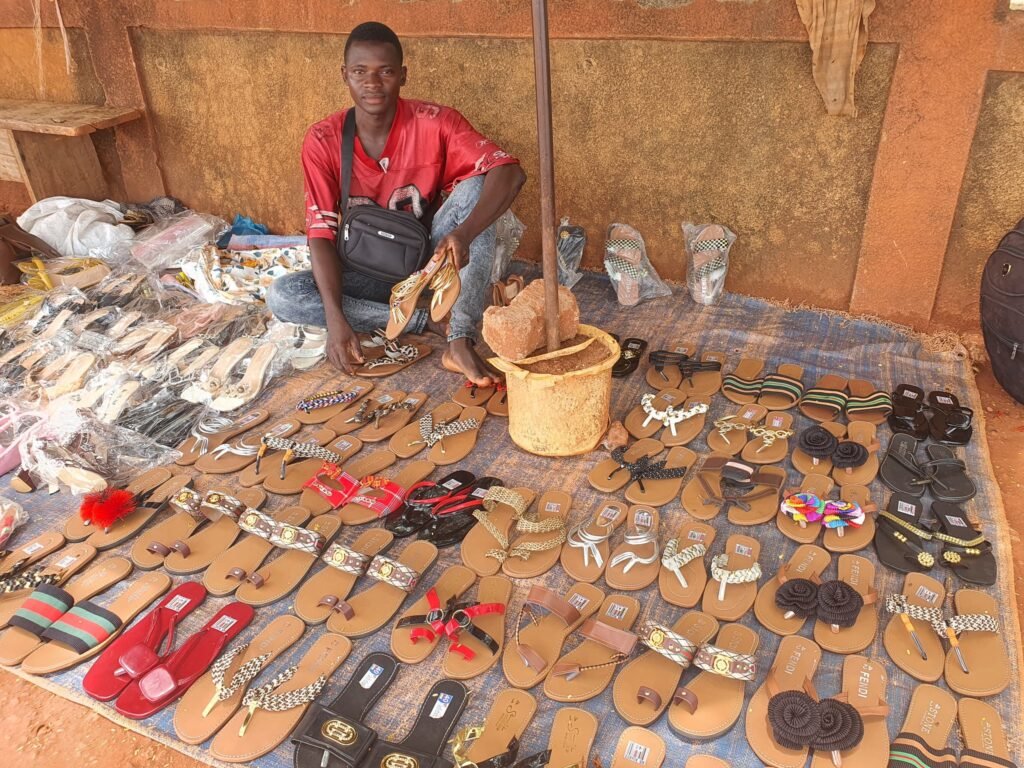 Ardjouma Traoré : L'universitaire qui chausse des étudiantes à Bobo 2