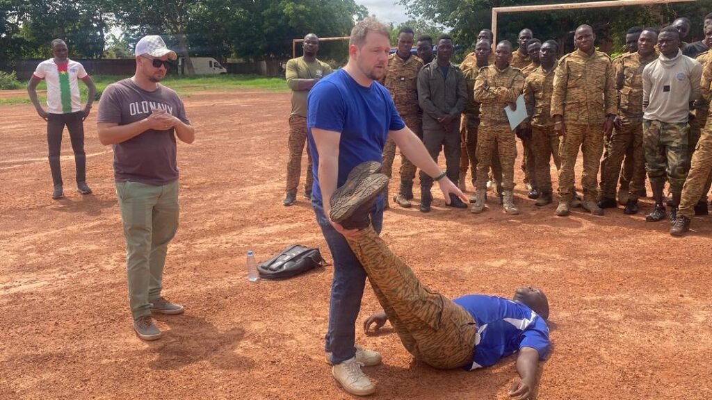 Séminaire de premier secours : Dr Grégory d'African Initiative à la deuxième légion de la gendarmerie de Bobo Dioulasso 2