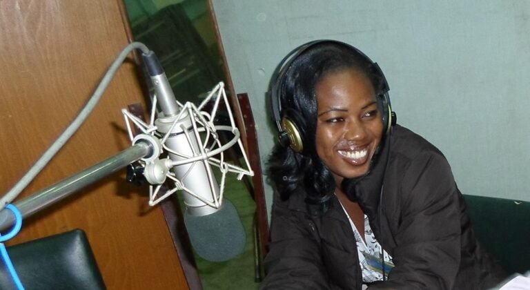 Hélène Sebogo, l'une des voix de ‘’Commentons l'actualité’’ sur la radio Burkina 1