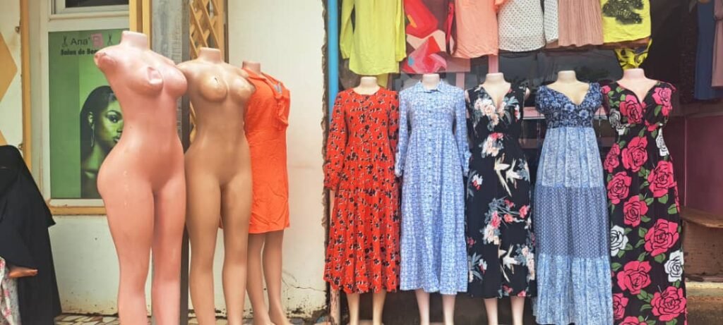 « Il faut les attacher un pagne ou couvrir avec un habit » : Le message des hommes aux mannequins féminins 3