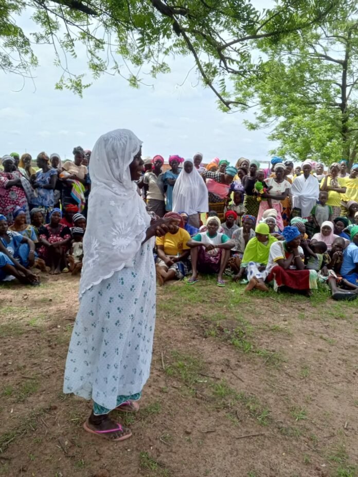 Cohésion sociale : Les femmes du Banwa encouragent les FDS et VDP avec deux coqs et une somme d’argent 3