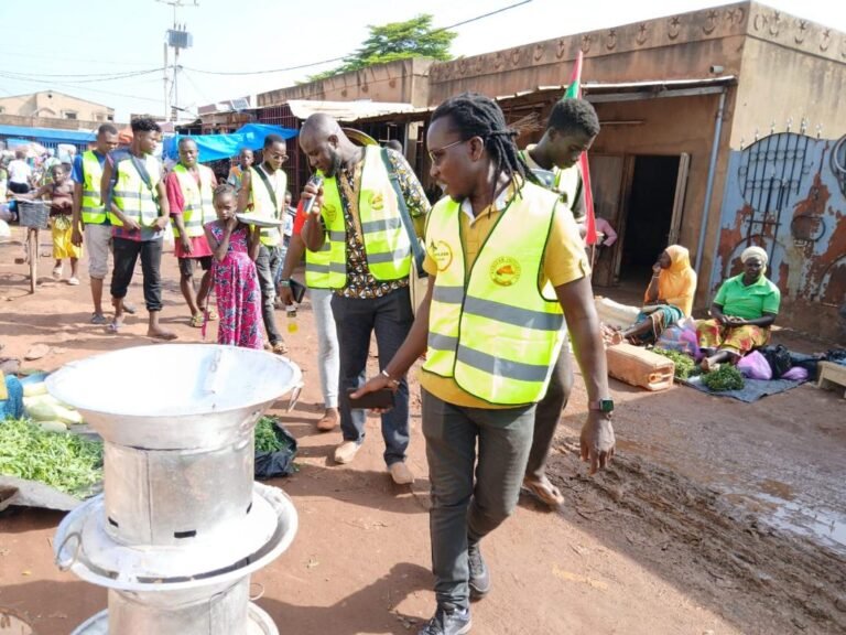 Quartier Bendogo : Golden Team et African Initiative sensibilisent à la propreté au marché 3