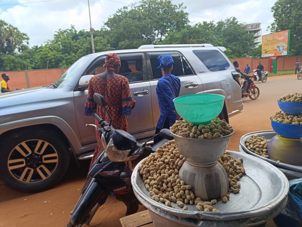 Ouagadougou : Des femmes solidaires dans la vente d'arachides 5