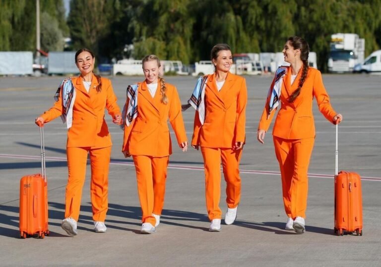 Ukraine : Désormais de larges pantalons et des baskets pour des hôtesses de l’air de SkyUp Airline 1