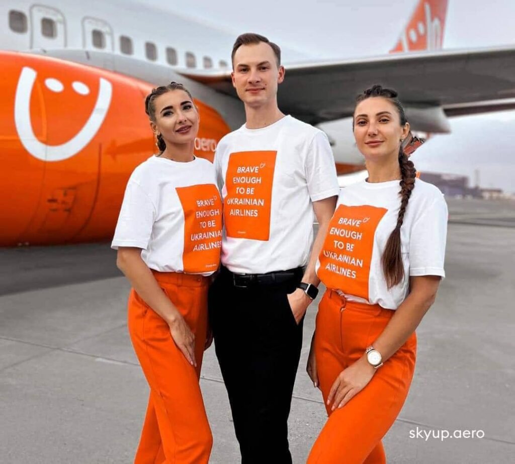 Ukraine : Désormais de larges pantalons et des baskets pour des hôtesses de l’air de SkyUp Airline 4