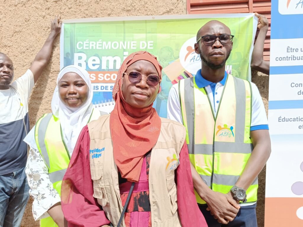 Pazaani : Des Kits scolaires et un appui financier pour 13 jeunes filles déplacées internes 2