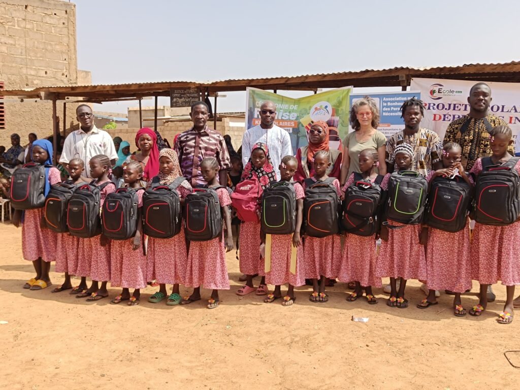 Pazaani : Des Kits scolaires et un appui financier pour 13 jeunes filles déplacées internes